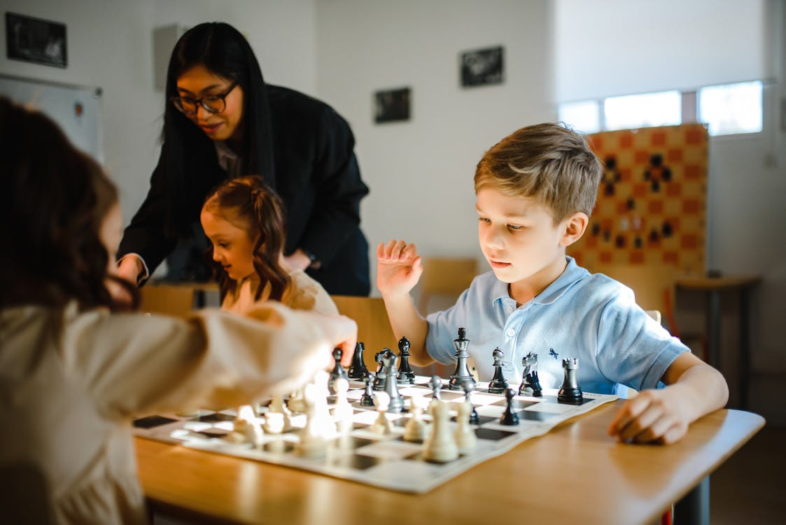 Schülerinnen und Schüler beim Schachunterricht